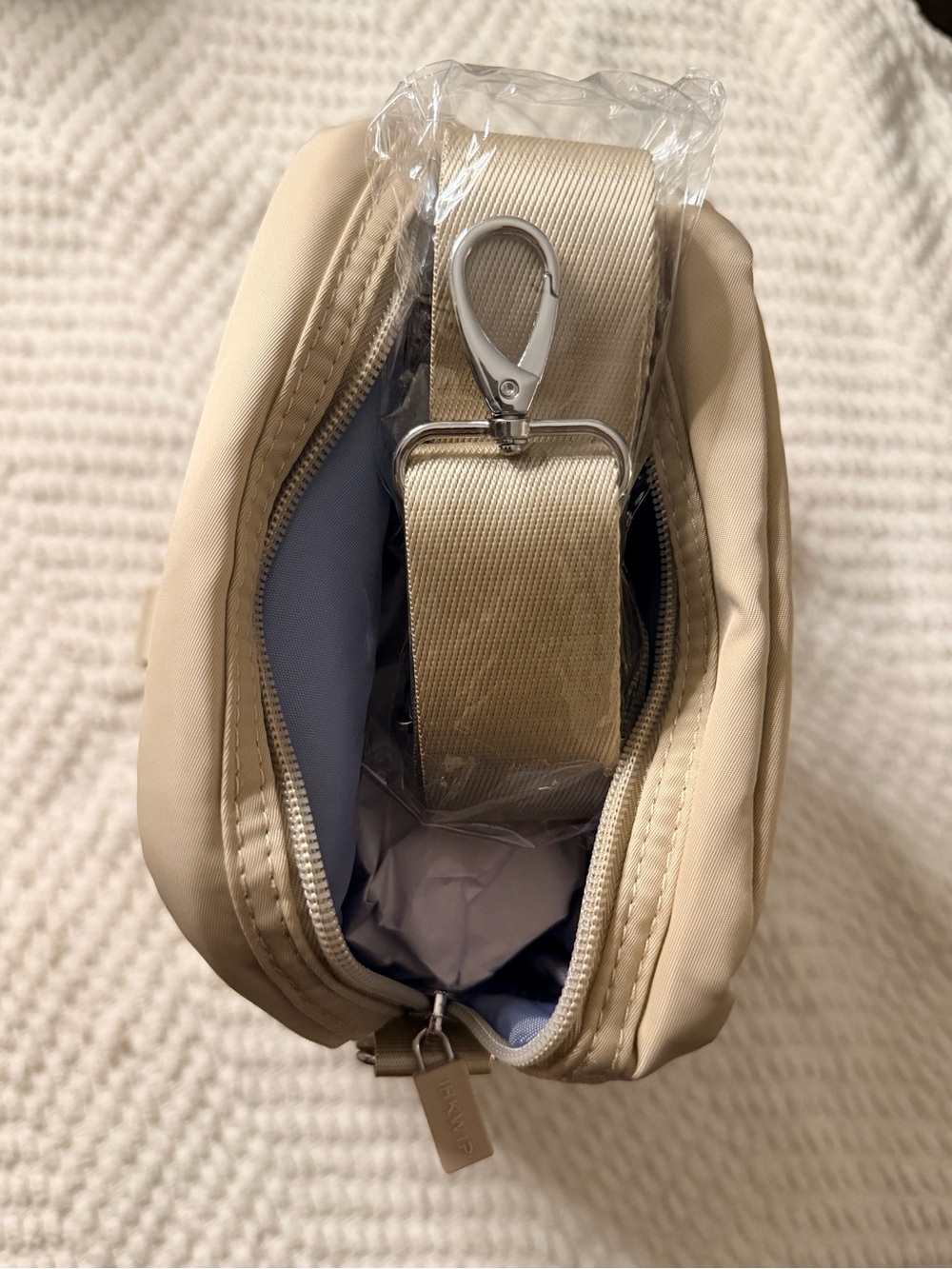 🤍New IHKWIP The Clip It Crossbody Bag🤍 - Picture 7 of 9